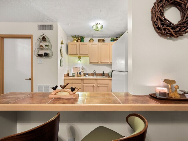Building Photo - 710 Iris St