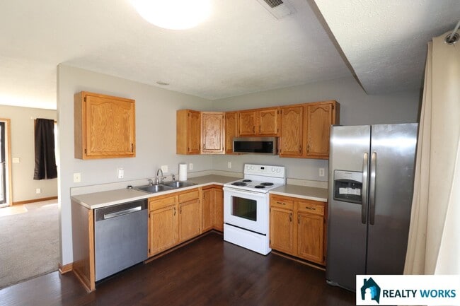 Building Photo - Lovely 3 Bedroom, 1 bath house available now.
