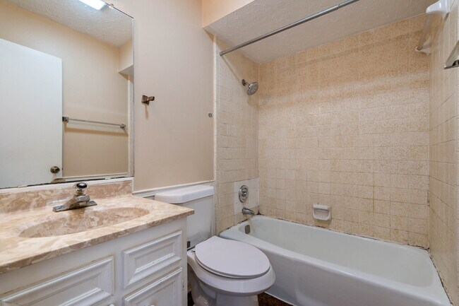 Building Photo - "Spacious 2-Bed, 2-Bath Oasis in the Heart...