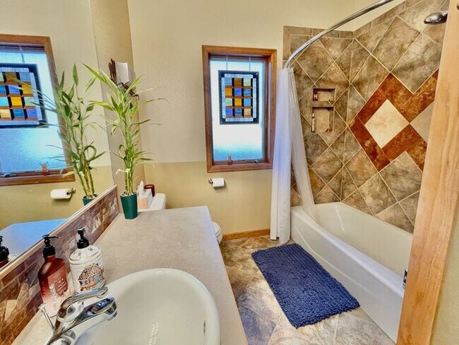Building Photo - Large 3 bedroom home with gorgeous views i...