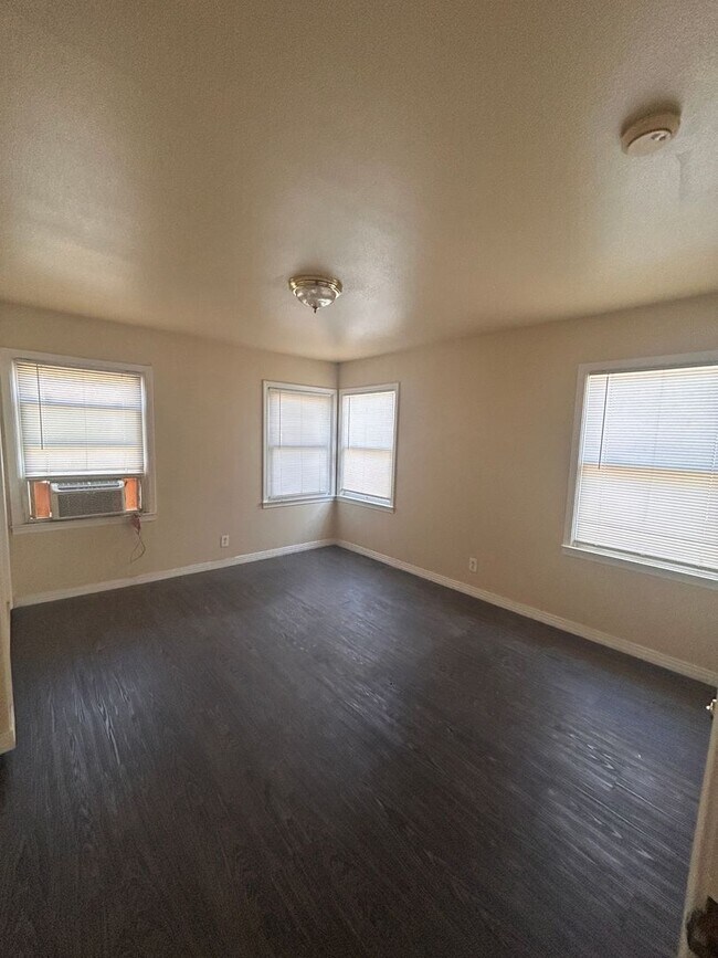 Building Photo - Affordable in Northwest Hanford with central air