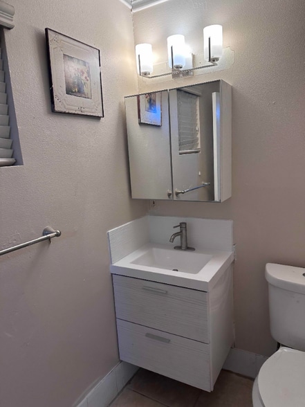 Building Photo - 4208 W La Salle St