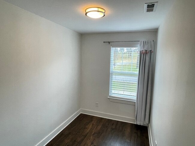 Building Photo - Off Stewart's Ferry Pk in Donelson with fe...