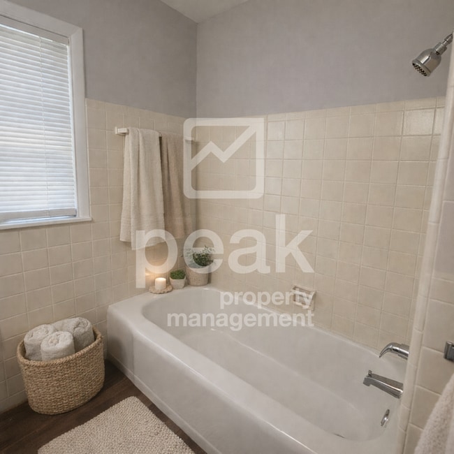 Building Photo - $1,150! 3Bed/ 1.5 Bath House! Apply by 1/21 to get half off your first month.