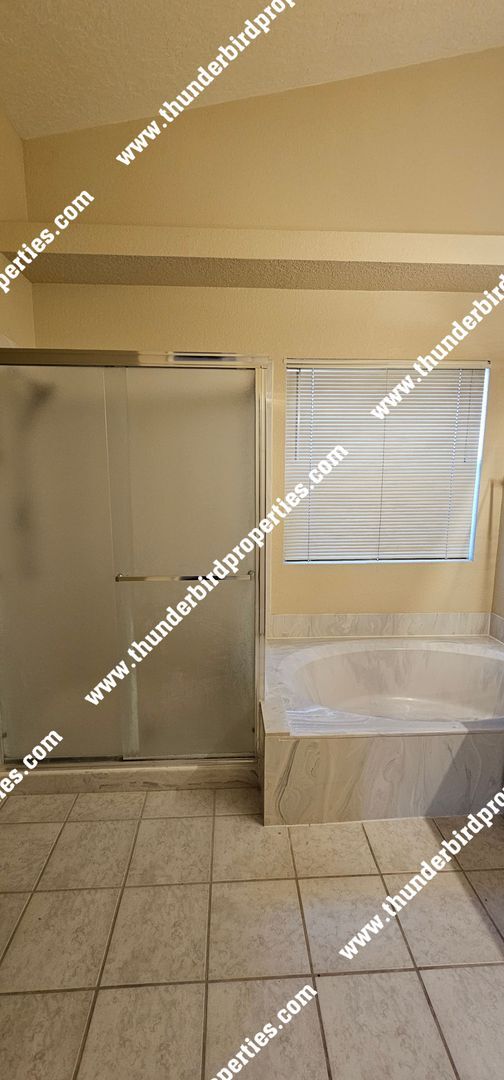 Building Photo - Charming NW 4 Bedroom Home - $500 off first month's rent