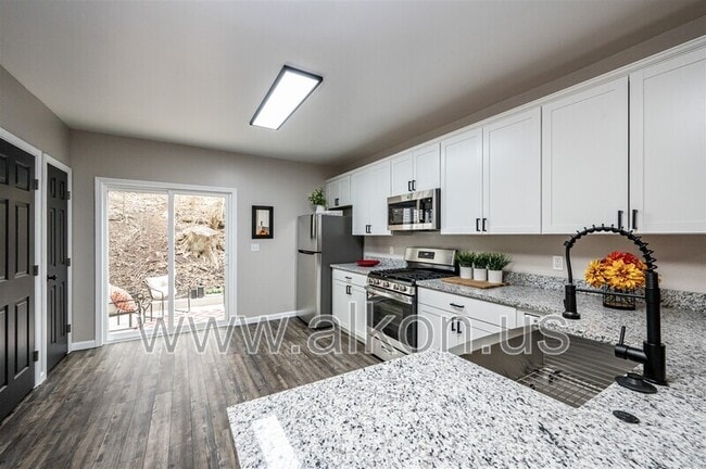 Building Photo - 554 Frayne St