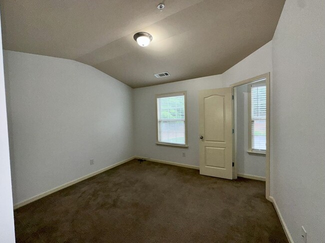 Building Photo - 2249 Knoxhill View
