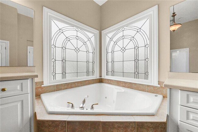 Building Photo - 225 Lake Summit View