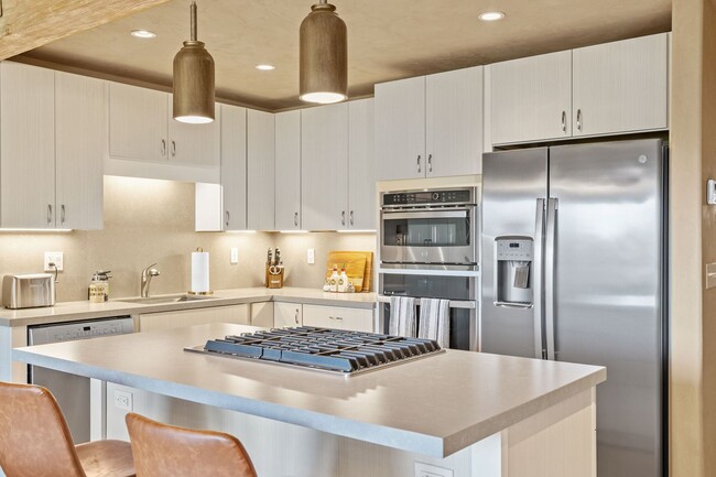 Building Photo - Gorgeous Furnished 2-Bed, 2-Bath Townhouse...