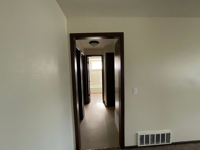 Building Photo - Spacious 4 bed, 1.5 bath