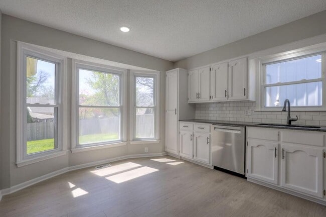 Building Photo - 1008 NW Roanoke Dr