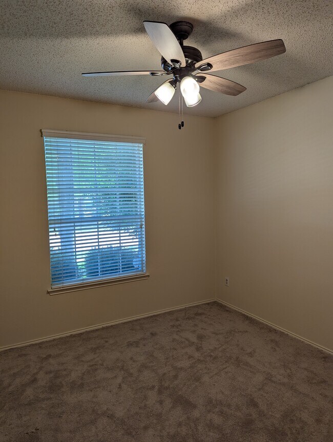 Building Photo - 1433 Fieldstone Dr