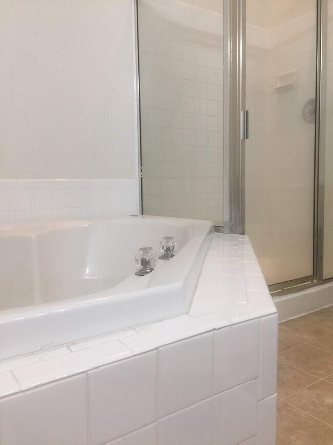 Building Photo - 553 Mockingbird Way