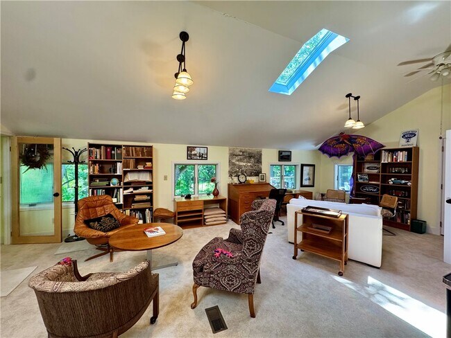 Building Photo - 333 Colebrook Dr