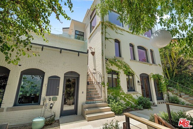 Building Photo - 2700 Glendower Ave