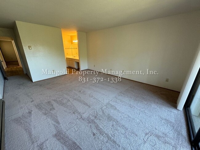 Building Photo - Tanglewood Condominium With Beautiful Bay Views, Fireplace, and Private Deck!!