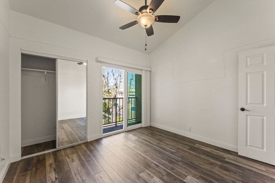 Building Photo - 248 E Buckthorn St