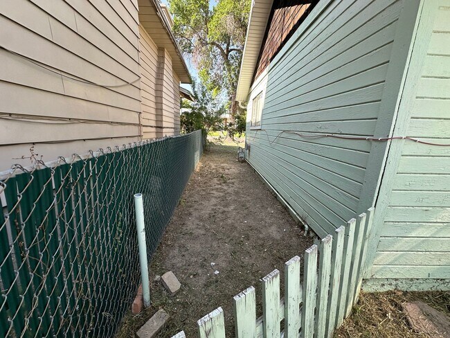 Building Photo - Cozy Price Rental