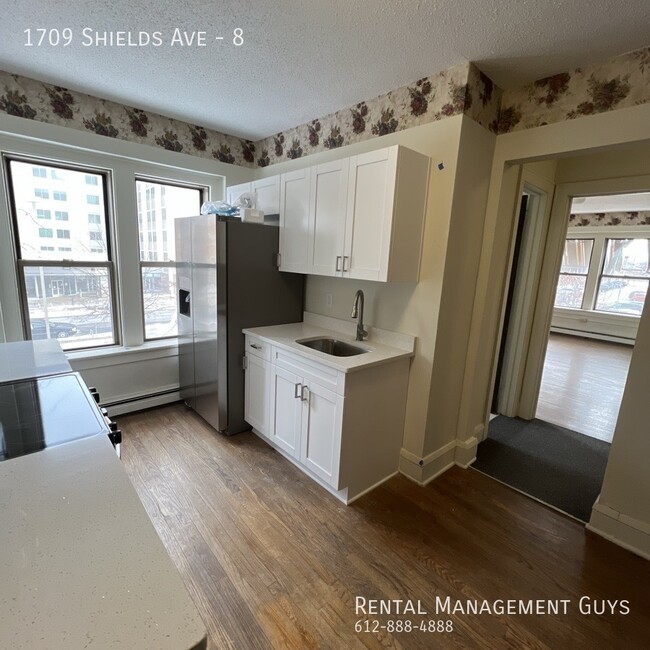 Building Photo - Huge 2 Bedroom! Completely Remodeled!