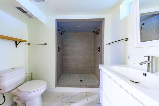 Building Photo - **APPLICATIONS PENDING**  Charming East Nashville Bungalow for Lease!