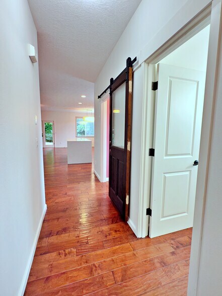 Building Photo - 411 SE 52nd Ave