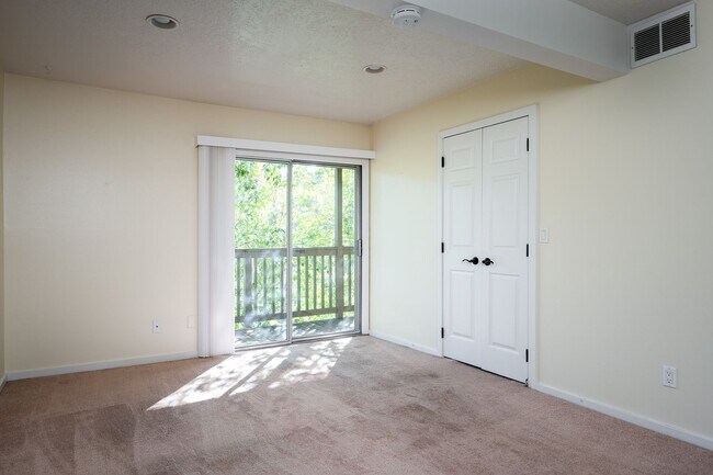 Building Photo - CONDO W/ A VIEW!!! CLOSE TO OHSU,PSU and M...