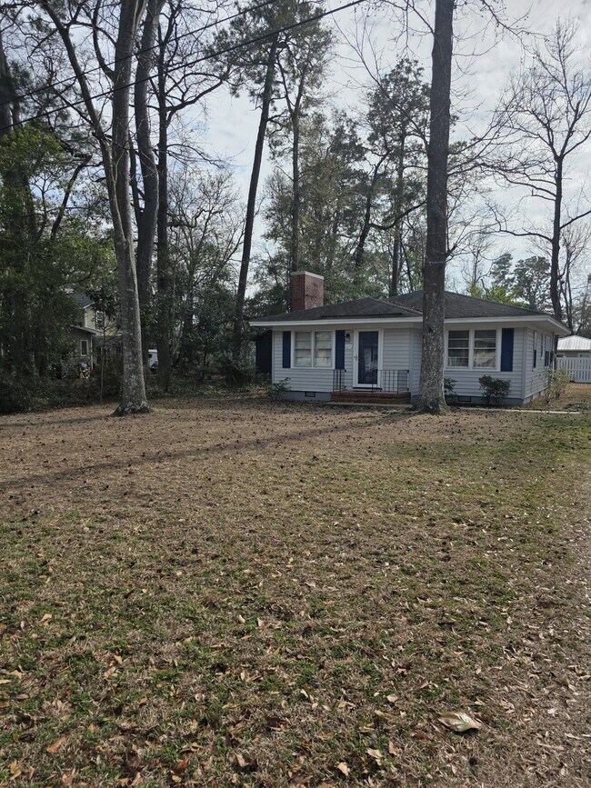 Building Photo - 615 Pine Dr