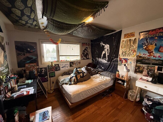 Building Photo - Spacious 5+bd/2.75 bath home on WWU bus route