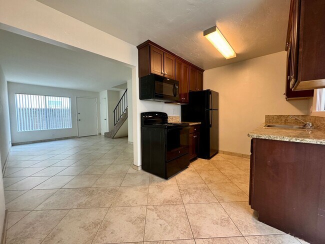 Building Photo - GREAT LOCATION! POINT LOMA 2BD/1.5BA TOWNH...