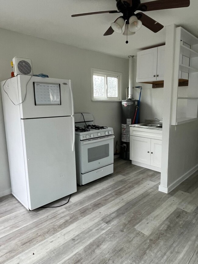 Building Photo - Nice studio for rent in tree streets!