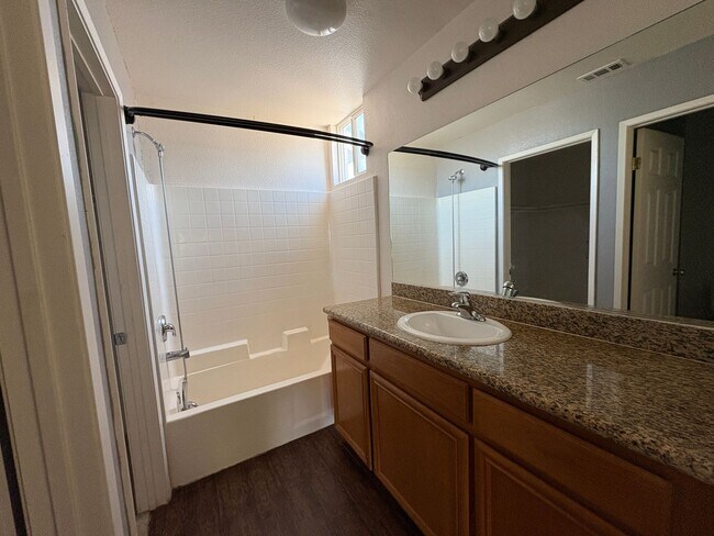 Building Photo - GRAND 4-Bedroom Home in Tehachapi City
