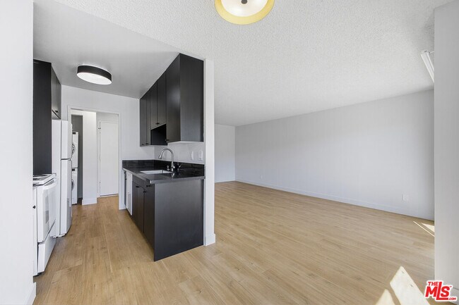 Building Photo - 1352 S Carmelina Ave