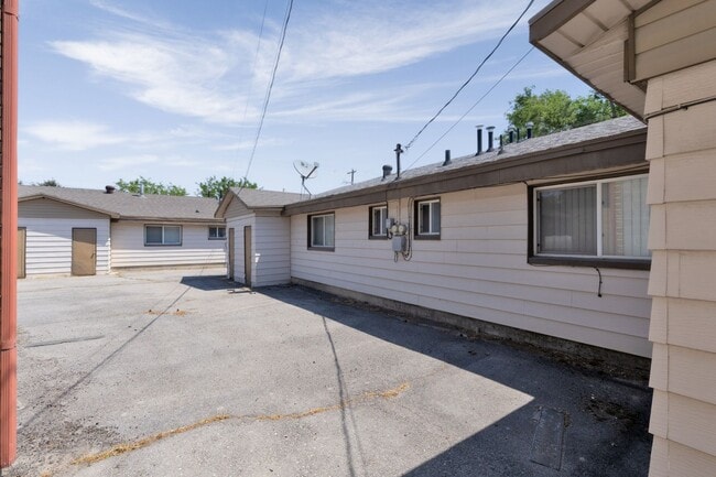 Building Photo - South Jordan 2 Bedroom, 1 Bathroom Duplex
