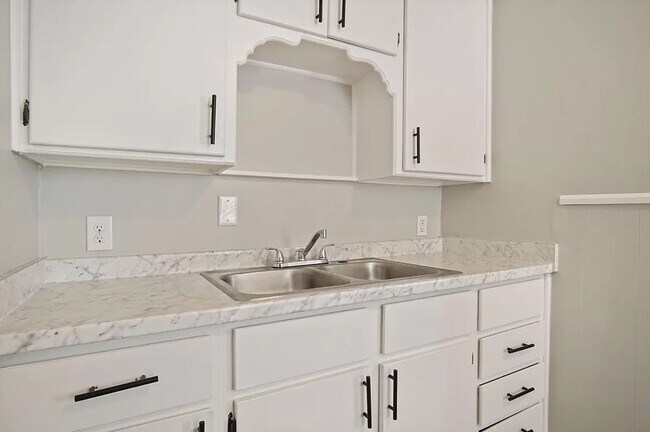 Building Photo - Cozy 3BD/1BTH Home Conveniently Located near I-240 & I-44