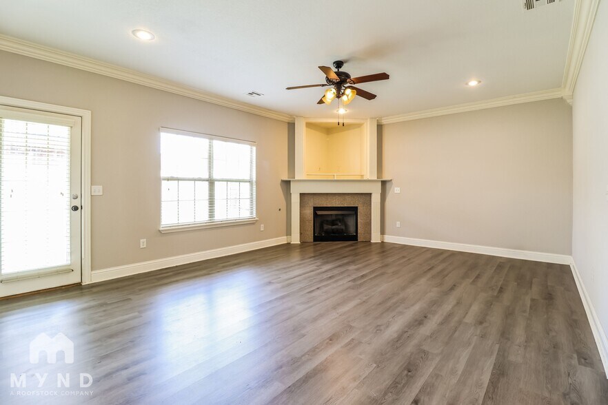 Building Photo - 100 NE Chicory Ln
