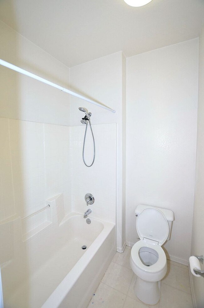 Building Photo - 4Br/3-1/2 bathroom Home