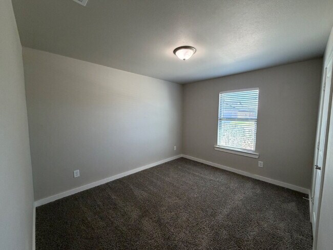 Building Photo - Beautiful 4 Bedroom 2 Bath Home in Wollforth!