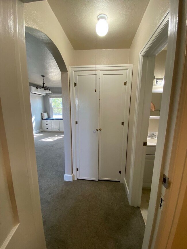 Building Photo - Charming Farmhouse on Tammany Creek Road