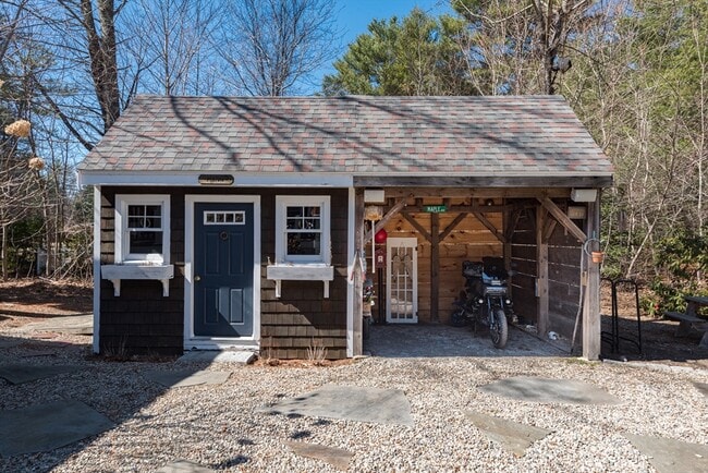 Building Photo - 114 Standish St