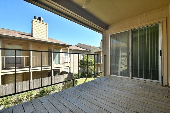 Building Photo - 700 Thicket Ln