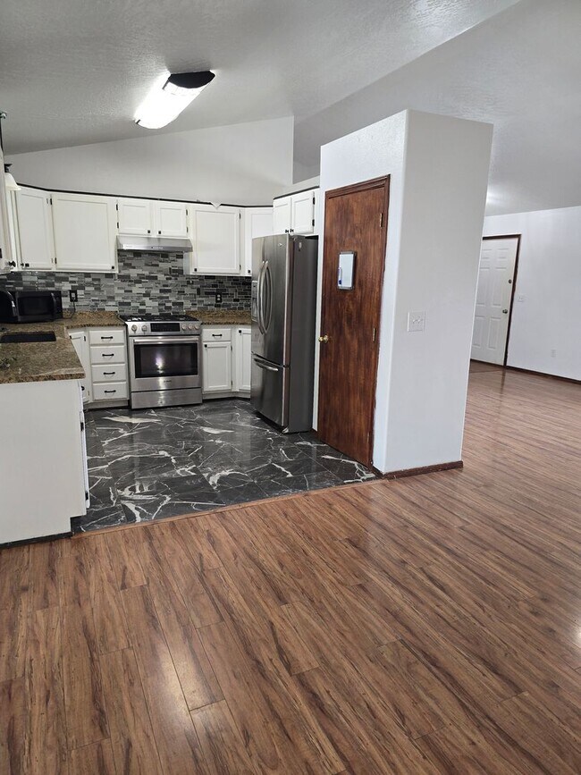 Building Photo - Spacious 4 bedroom 3.5 Bath Home for Rent ...