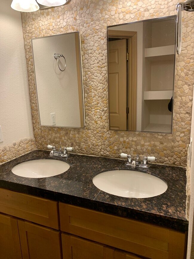 Building Photo - AVAILABLE NOW!! West side - 2 Bdrm, 1 Bath