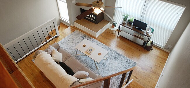 View of the living area furnished - 6724 Eastridge Dr
