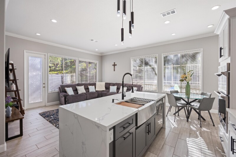 Building Photo - 5 Salto