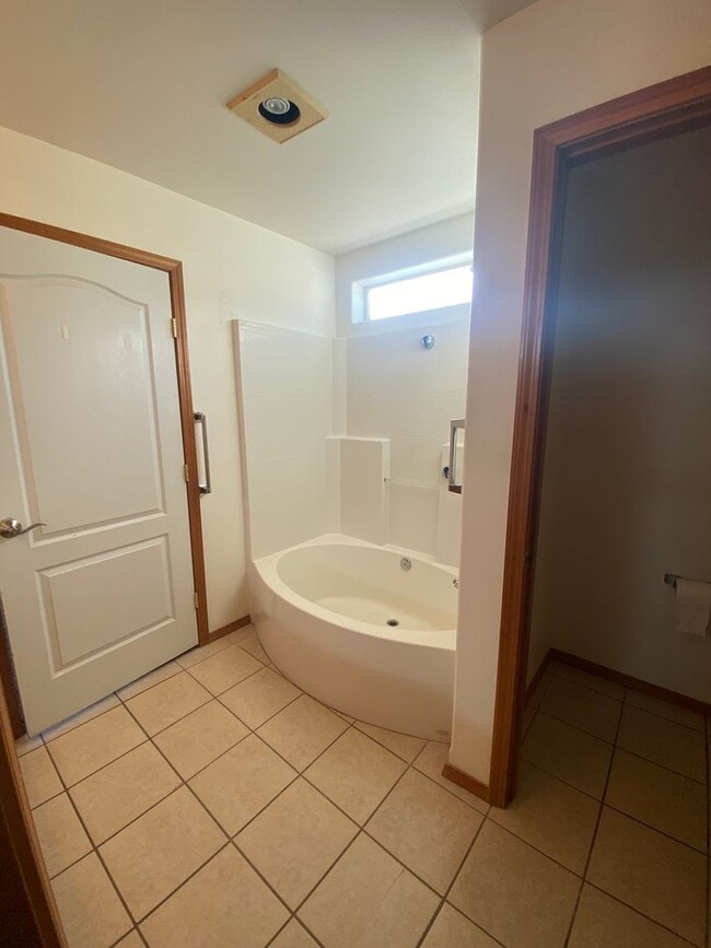 Building Photo - April Rent Free - House with Triple Car Garage