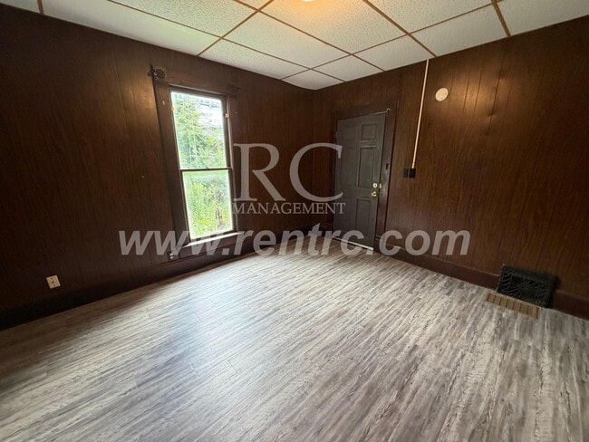 Building Photo - 1030-3 Walnut-