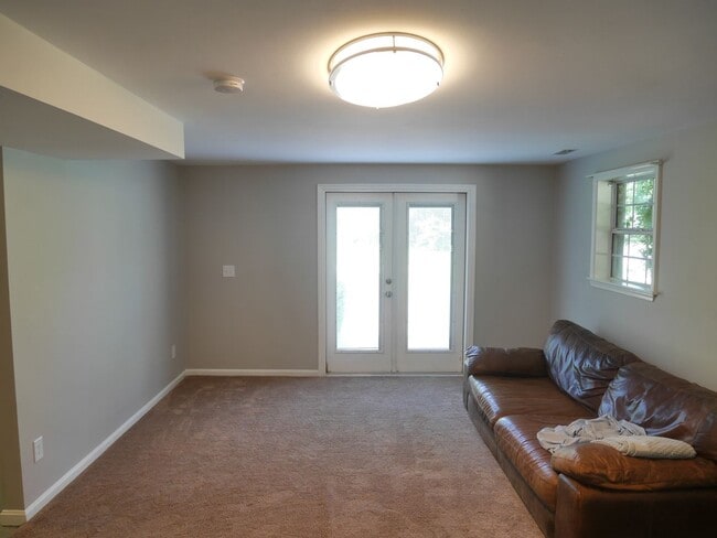 Building Photo - Spacious 3-Bedroom Single-Family Home in E...