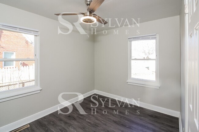 Building Photo - Classic amenities with modern convenience