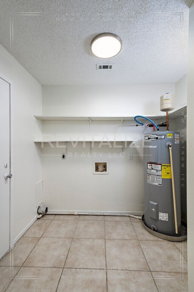 Building Photo - Sweet Cottage-esque 3-Bed 2-Bath in Daphne!