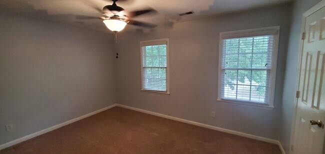 Building Photo - 2 Bedroom 3.5 Bathroom Townhouse